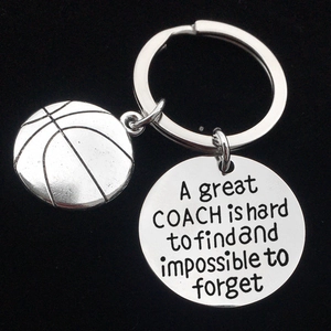 Vue détaillée du porte-clés cadeau pour coach en acier inoxydable avec gravure et basket