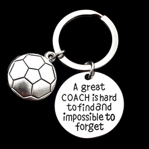 Vue macro du porte-clés entraîneur en acier poli avec pendentif football et gravure