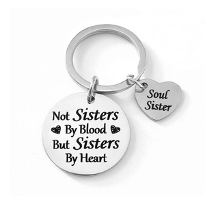 Détail d'un porte-clés d'amitié avec cœur Soul Sister et gravure sur acier inoxydable
