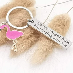 Inspirierender Flamingo-Schlüsselanhänger aus Edelstahl mit Flamazing-Gravur als Geschenk