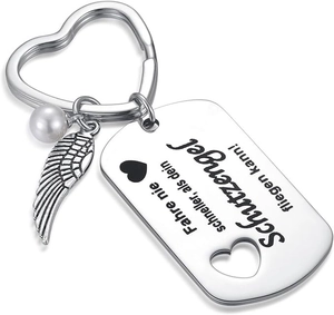 Détail du porte-clés en acier inoxydable avec aile d'ange, perle et breloque gravée rectangulaire