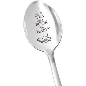 Dettaglio cucchiaio in acciaio con incisione drink TEA read BOOK be HAPPY per tè