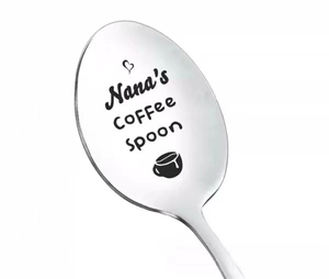 Vista macro di cucchiaino da caffè in acciaio inox con incisione Nana's Coffee Spoon