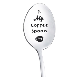 Dettaglio macro del cucchiaino da caffè in acciaio lucido con incisione My Coffee Spoon