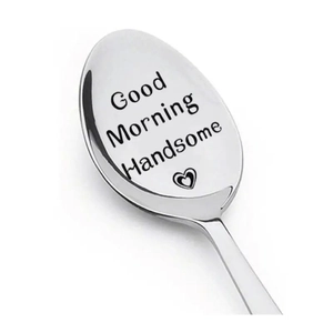 Dettaglio dell'incisione Good Morning Handsome sul manico lungo del cucchiaio in acciaio