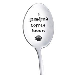 Dettaglio macro dell'incisione del cucchiaino da caffè del nonno in acciaio inox