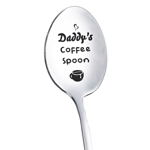 Dettaglio dell'incisione Daddy's Coffee Spoon su cucchiaio in acciaio inossidabile