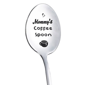 Dettaglio di un cucchiaino da caffè in acciaio inox con incisione Mommy's Coffee