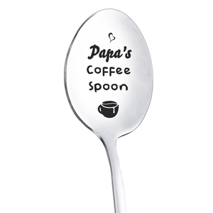 Dettaglio del cucchiaino da caffè Papa con incisione di cuore e tazza in acciaio