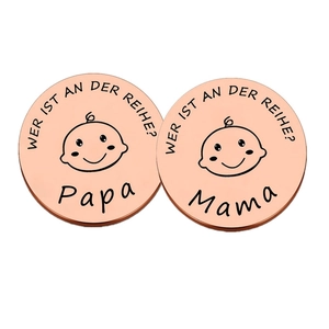 Détail macro des pièces de décision rose doré avec gravure Papa et Mama en allemand
