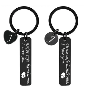 Porte-clés en Acier Inoxydable Drive Safe Avec Charme de Lettre Gravée Initiales Cœur Rond Cadeau de Remise Diplôme
