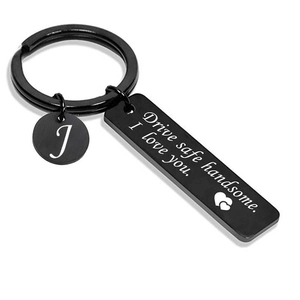 Vue détaillée du porte-clés en métal noir avec gravure Drive Safe et breloque lettre J