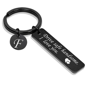 Détail d'un porte-clés en acier inoxydable noir avec gravure Drive Safe et lettre F