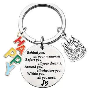 Porte-clés d'anniversaire en acier inoxydable avec pendentif gravé et breloques gâteau
