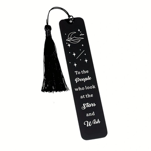 Détail du marque-page noir en acier inoxydable avec motif d'étoiles et pompon