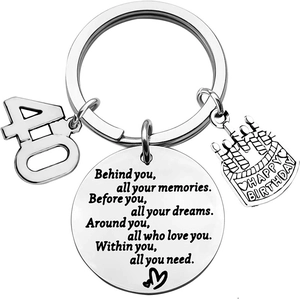 Détail macro du porte-clés 40 ans en acier inoxydable avec pendentif gravé et gâteau d'anniversaire