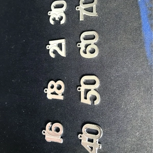 Pendentifs d'anniversaire en acier poli pour création de bijoux et cadeaux personnalisés