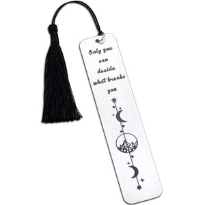 Détail d'un marque-page en acier inoxydable avec pompon en soie noire et gravure lune