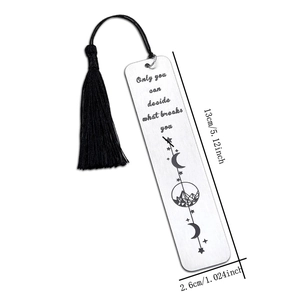 Marque-page en acier brossé avec gravure de lune et dimensions de 13 cm x 2,6 cm