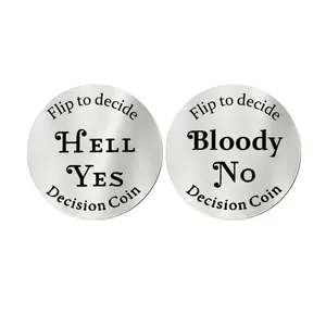Détail macro de la pièce de décision en acier avec gravure HELL YES et Bloody No
