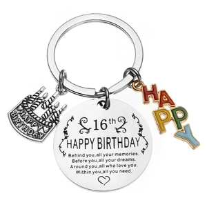 Porte-clés 16e anniversaire en acier inoxydable avec breloque gâteau sur fond blanc