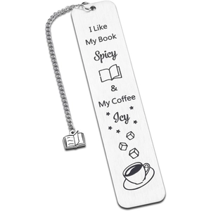 Dettaglio segnalibro in acciaio inox con testo I Like My Book Spicy e catenella
