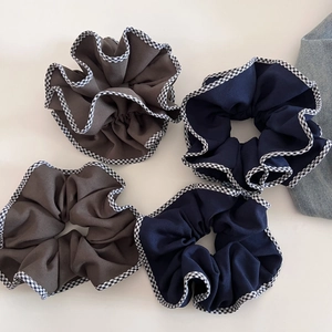 Lot de quatre grands chouchous gris et bleu marine avec d'élégants bords passepoilés