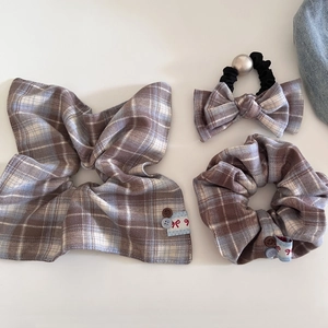 Vintage Haargummi-Set mit braunem Karomuster, Perlen-Schleife und Knopfdetails