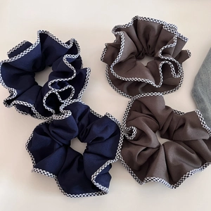 Lot de quatre grands chouchous avec bordure à carreaux en bleu marine et gris café
