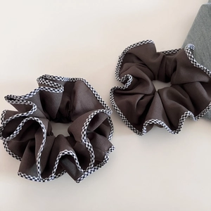 Lot de chouchous marron foncé avec bordure à carreaux pour coiffures élégantes