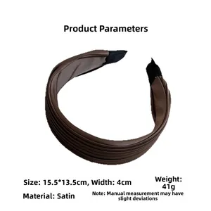 Gros plan d'un serre-tête en satin plissé marron foncé montrant la texture et les mesures