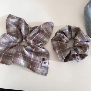 Retro-Haargummi-Set aus karierter Wolle in Braun und Blau mit Zierknöpfen