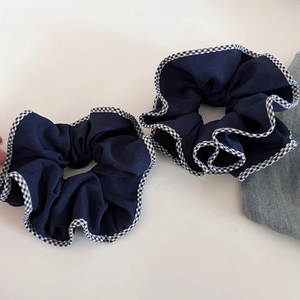 Lot de deux chouchous bleu marine avec bordure à carreaux noirs et blancs pour femmes