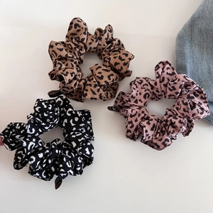 Dreiteiliges Set modischer Haargummis mit Leopardenmuster in Braun, Rosa und Weiß