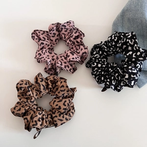 Dreiteiliges Haargummi-Set mit Leopardenmuster in Rosa, Weiß und Braun Tönen
