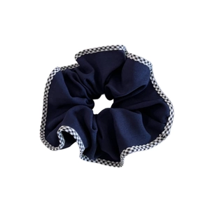 Chouchou bleu marine élégant avec bordure à carreaux pour coiffure femme