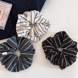 Ensemble de trois chouchous en tricot à rayures en blanc, gris et noir pour femmes