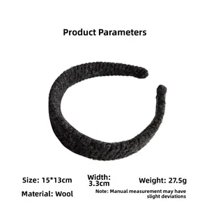 Détail de la texture en maille et largeur de 3,3 cm du bandeau noir épais