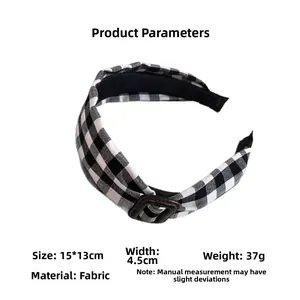 Detail of checkered headband with leather buckle, size 15x13cm, 4.5cm wide, fabric material