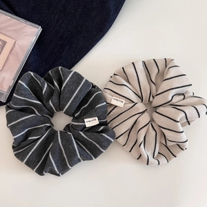 Chouchous rayés surdimensionnés en tricot gris et crème avec étiquettes faites main