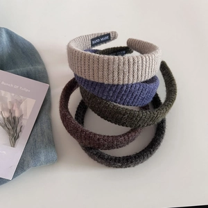 Serre-têtes larges en tricot fait main aux couleurs neutres avec étiquettes minimalistes