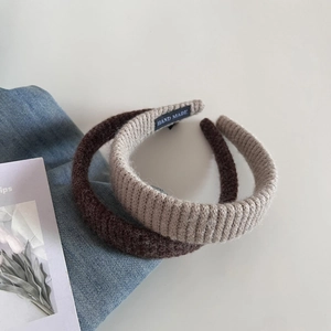Détail de bandeaux larges en tricot marron et kaki avec étiquette tissée faite à la main