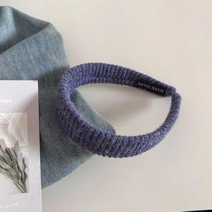 Bandeau tricoté violet lavande à rayures avec étiquette fait main sur tissu denim