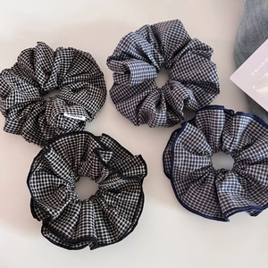 Set di quattro elastici per capelli a scacchi neri, bianchi e blu per acconciature