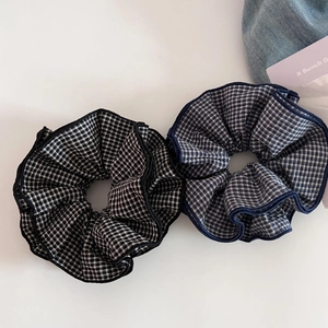 Set di due elastici per capelli a scacchi bianchi, neri e blu con design elegante