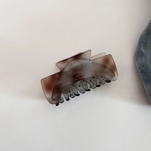 Detailed close-up of brown gradient hair claw clip with golden Barrette La France text
