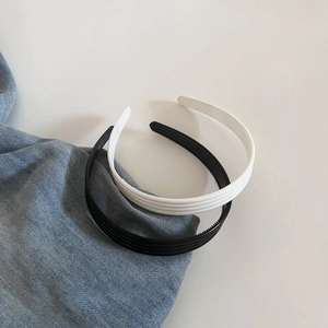 Détail de serre-têtes antidérapants noir et blanc minimalistes sur tissu en denim