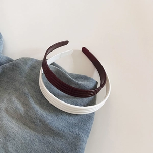 Détail de serre-têtes côtelés minimalistes avec dents antidérapantes en marron et blanc