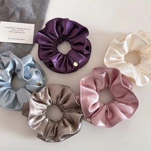 Lot de chouchous élégants en satin aux tons pastel avec breloques dorées pour coiffure chic
