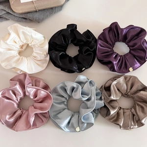 Lot de 6 chouchous élégants en satin perlé couleurs variées avec breloque dorée